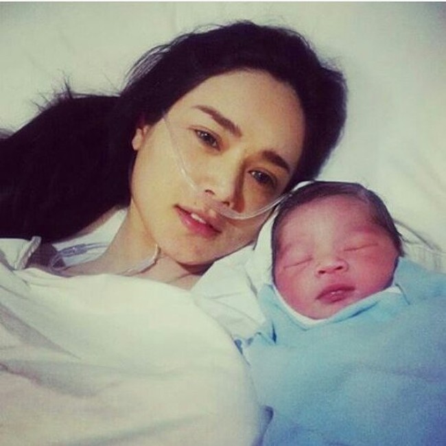 Mulan berpose tanpa makeup di atas tempat tidur rumah sakit masih dalam kondisi diinfus bersama anak keduanya dari Ahmad Dhani, Ahmad Syailendra Aerlangga. Foto: Dok. Instagram Mulan Jameela