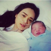 Mulan berpose tanpa makeup di atas tempat tidur rumah sakit masih dalam kondisi diinfus bersama anak keduanya dari Ahmad Dhani, Ahmad Syailendra Aerlangga. Foto: Dok. Instagram Mulan Jameela