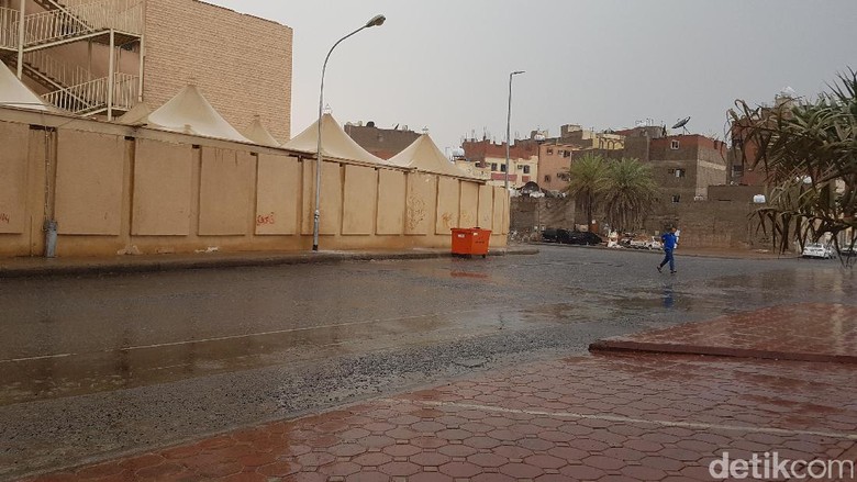 Hujan Mengguyur Madinah, Suhu Panas Turun Hujan Mengguyur Madinah, Suhu Panas Turun