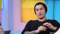 Meski bergaya kasual, Miller tetap kece ya guys. Pool/Hanif Hawari/detikFoto.