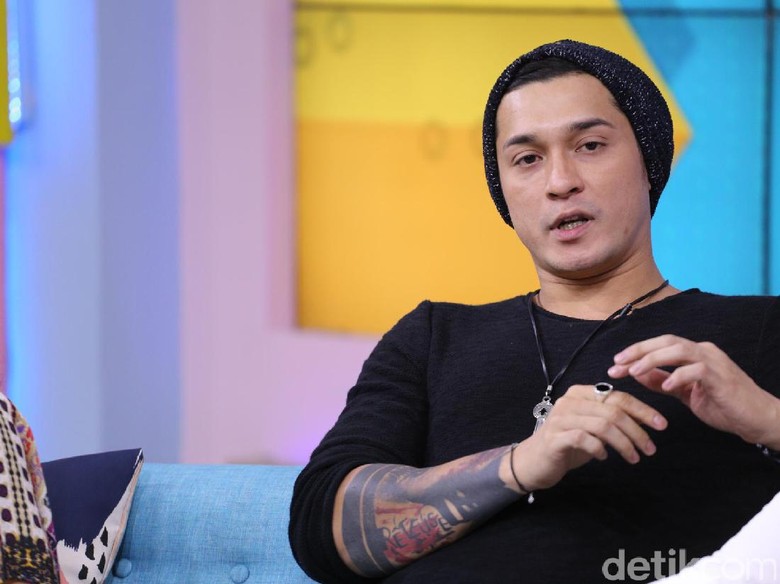 Miller Khan Berburu Adidas NMD Putih dari Malaysia sampai Singapura Miller Khan Berburu Adidas NMD Putih dari Malaysia sampai Singapura