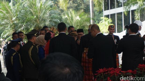 Ibu Iriana mengenakan baju Bodo dan Ibu Mufida terbalut baju kebaya warna biru.