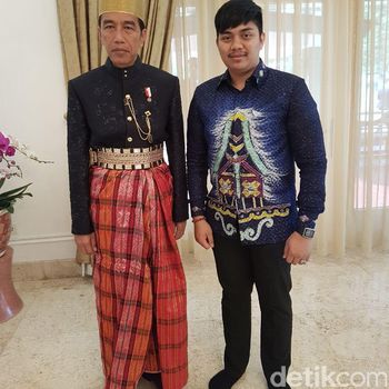 Songkok Jokowi Pakai Songkok Emas di Sidang Tahunan, Begini PenjelasannyaSongkok yang digunakan Presiden Joko Widodo dalam Pidato Kenegaraan di sidang tahunan MPR/DPR/DPD di Gedung Nusantara, Jakarta, hari ini adalah songkok adat bangsawan Bugis-Makassar yang dikenal dengan sebutan Songkok To Bone, yang berarti Songkok Orang Bone. Biasa pula songkok berlapis emas ini disebut Songkok Recca, yang berarti pelepah daun Lontar yang dihancur-hancurkan. Keistimewaan songkok To Bone adalah lapisan emas yang menentukan derajat kebangsawanannya, yang dikenal dengan sebutan Pamiring Ulaweng (berlapis emas). Jika bagian berlapis emas lebih dominan dari bahan serat Lontar, maka derajat bangsawannya tinggi, yang biasa digunakan bagi bangsawan bergelar Bau, Baso, Arung, Petta, Andi dan Karaeng. Tempat pembuat Songkok To Bone ini berada di Desa Paccing, Kecamatan Awangpone, Kabupaten Bone, sekitar 200 kilometer dari Makassar. Salah satu pembuat Songkok To Bone yang terkenal adalah Haji Rahman, di jalan poros Bone-Wajo, Desa Paccing. Biaya membuat songkok ini ditentukan jumlah lapisan benang emas yang digunakan, yang berkisar jutaan rupiah.Replika songkok To Bone dapat dibeli di sejumlah toko Ole-ole di kawasan cinderamata jalan Somba Opu dan Pantai Losari, Makassar. Seperti di toko Ole-ole