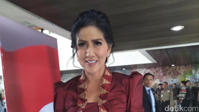 Foto: Bersongket Merah, Venna Melinda Cantik Banget di Sidang Tahunan