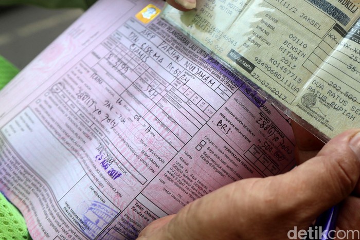 Direktorat Lalu Lintas (Dirlantas) gencar melakukan razia kendaraan yang STNK-nya mati atau belum membayar pajak di Jalan Raya Bogor, Jakarta, Rabu (16/8/2017). Razia itu untuk menekan angka penunggak pajak kendaraan.