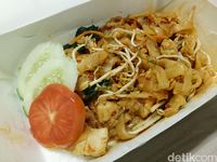 Kwetiau dengan paduan bumbu penang dan ayam.