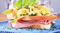 Jambon beurre dari Prancis dibuat dengan setengah baguette yang diolesi mentega dingin dan diisi irisan ham atau paha babi. Sandwich lalu dipanggang hingga berwarna merah muda. Foto: Istimewa