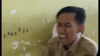 Sambil menunjukkan muka kesakitan, sang guru berusaha untuk tidak melepaskan murid. Memang tidak mudah ya menjadi seorang guru. (Foto: Facebook/Atika Durrotin)