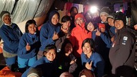 Istri Kapolri Jenderal Tito Karnavian, Tri Karnavian, bersama polwan saat pendakian puncak Cartenz di Papua. Foto: dok. Polri