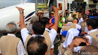 Captain Esther yang baru turun dari kokpit pesawat disambut bak pahlawan oleh pegawai PTDI yang menyaksikan uji terbang ini.