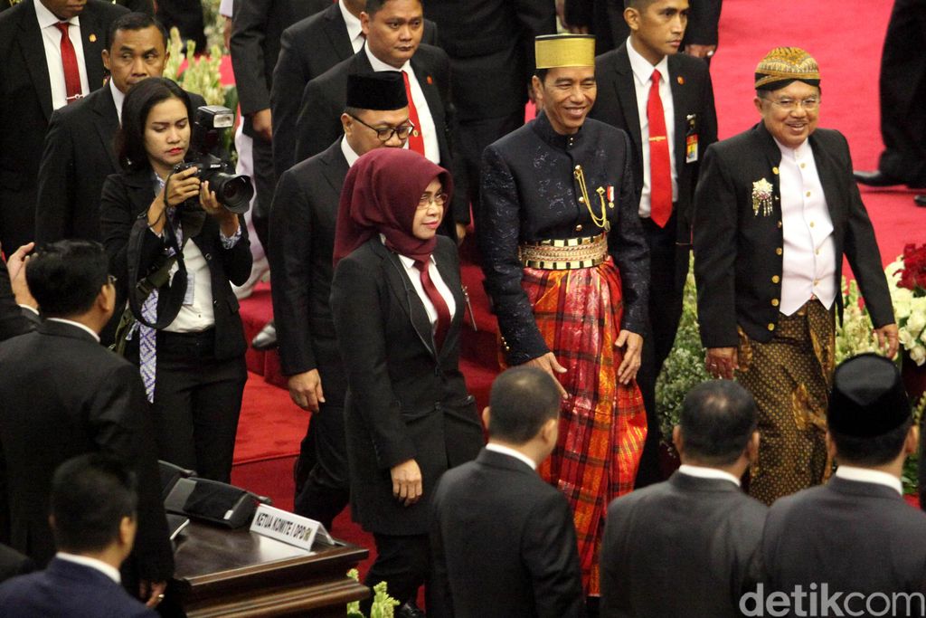Jokowi-JK Berbaju Adat di Sidang Tahunan Presiden Joko Widodo dan Wapres Jusuf Kalla menghadiri pidato tahunan MPR, DPD, dan DPR. Jokowi hadir dengan mengenakan baju adat Bugis, sedangkan JK memakai baju adat Jawa Tengah.