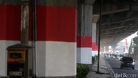 Kini tiang-tiang jembatan layang itu bernuansa merah putih.