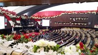 Sementara bagian dalam ruang sidang ada peta Indonesia yang terbuat dari bunga berwarna merah putih (Foto: Gibran Maulana Ibrahim/detikcom)