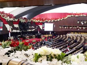 Nuansa Merah Putih Sambut Jokowi di Parlemen