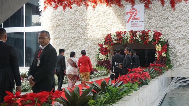 Megawati mengenakan kebaya warna putih. Sedangkan Puan mengenakan kebaya warna merah.
