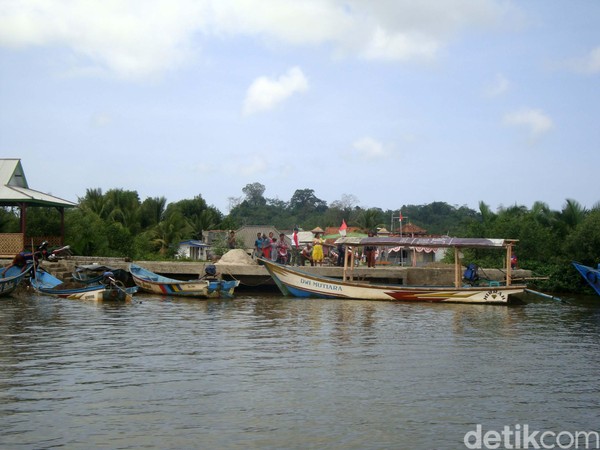 Kampung Laut berbatasan dengan Jawa Barat, sehingga budayanya pun juga bercampur karena letak geografisnya (Arbi/detikcom) Kampung Laut berbatasan dengan Jawa Barat, sehingga budayanya pun juga bercampur karena letak geografisnya (Arbi/detikcom)