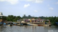 Kampung Laut berbatasan dengan Jawa Barat, sehingga budayanya pun juga bercampur karena letak geografisnya (Arbi/detikcom)
