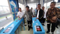 Djarot menargetkan semua kekurangan yang ada di koridor 13 TransJakarta bisa rampung bulan Desember tahun ini.