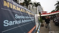 Seperti diketahui Dirlantas Polda Metro Jaya telah menggelar razia besar-besaran terhadap pengendara yang menunggak pajak kendaraan di sejumlah wilayah Ibu Kota. Razia dilakukan untuk mengejar target penerimaan pajak kendaraan bermotor sebesar Rp 12,9 triliun.