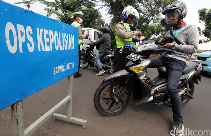 Direktorat Lalu Lintas (Dirlantas) gencar melakukan razia kendaraan yang STNK-nya mati atau belum membayar pajak di Jalan Raya Bogor, Jakarta, Rabu (16/8/2017). Razia itu untuk menekan angka penunggak pajak kendaraan.