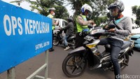 Pemprov DKI juga menggandeng Ditlantas Polda Metro untuk merazia kendaraan bermotor yang menunggak pajak selama hampir berlaku 1 bulan ke depan dari tanggal 30 November sampai dengan 23 Desember 2017. Grandyos Zafna/dok.detikcom