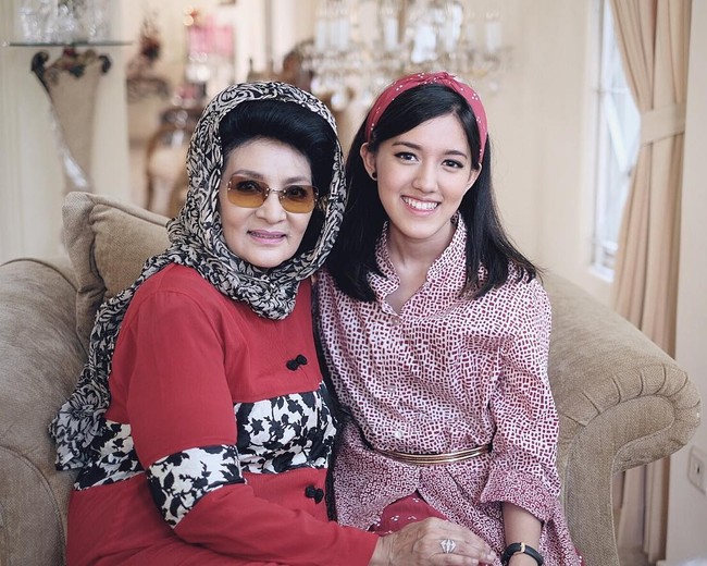 Ini saat Farida berfoto bareng bersama cucunya, Ify Blink. Sama-sama cantik juga kan? Foto: Dok. Instagram