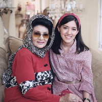 Ini saat Farida berfoto bareng bersama cucunya, Ify Blink. Sama-sama cantik juga kan? Foto: Dok. Instagram