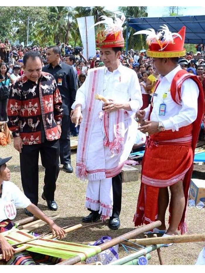 Foto 10 Gaya Presiden Jokowi Pakai Baju Daerah Indonesia Banget Halaman 11