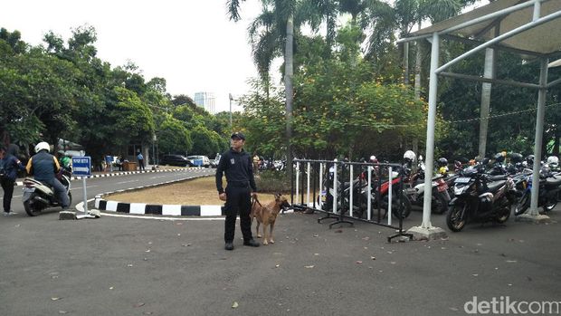 Selain itu, ada anjing pelacak yang dikerahkan mengamankan lokasi.