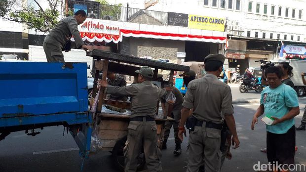 Satpol PP menertibkan para PKL di Tanah Abang.
