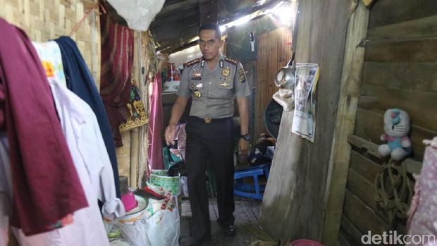 Polisi Bedah Rumah Nenek yang Sakit Lumpuh di Cilincing