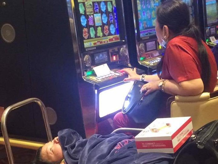 Miris, Ibu Main Kasino Sambil Bawa Anaknya yang Difabel