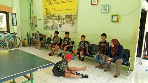 Anak-anak bersiap berangkat sekolah