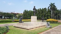 Patung ini diserahkan pada 20 Desember 2005 oleh Duta Besar Jepang untuk Indonesia, Yutaka Himura kepada Gubernur Jakarta Sutiyoso.
