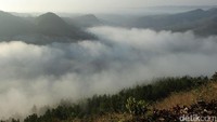 Panorama lautan awan yang tampak dari Bukit Panguk. Lembah-lembah dan perbukitan hijau pun seakan diselumuti oleh awan (Randy/detikTravel)