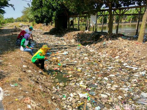 Tumpukan sampah di Sungai Sidoarjo/