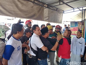Diduga Sopir Taksi Online, Seorang Pria di Cirebon Dihajar Massa