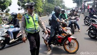 Polisi menyetop kendaraan yang melintas untuk diperiksa surat-suratnya.