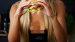 Foto: Pelayan Burger yang Seksi-seksi