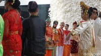 Warna warni baju adat berpadu indah di selasar gedung Nusantara, Senayan, Jakarta. Foto: Bagus Prihantoro Nugroho/detikcom