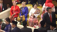 Iriana dan Mufidah juga mengenakan pakaian adat.