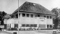 Status Jawatan di tubuh Pegadaian berubah di 1961 menjadi Perusahaan Negara (PN) dan diubah lagi di tahun 1969 menjadi Perusahaan Jawatan (Perjan). Status perseroan pun kembali berubah di 1990 dari Perjan menjadi Perusahaan Umum (Perum). (dok. Pegadaian)