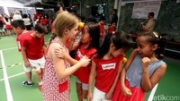 Sebelum lomba dimulai, ratusan siswa dan guru terlihat mengenakan pakaian berwarna merah dan putih untuk mengikuti prosesi kegiatan upacara pengibaran bendera merah putih, yang dimulai dari kegiatan memainkan alat musik gamelan yang merupakan salah satu alat musik tradisional yang berasal dari Jawa.