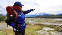 Sebagai ungkapan rasa cinta terhadap tanah air, di puncak gunung tertinggi Cartenz, ia mengibarkan bendera merah putih. Foto: dok. Polri