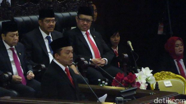 Tifatul saat membacakan doa pada sidang tahunan. 