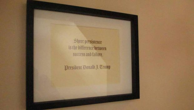 Di beberapa sudutnya ada tulisan tentang Donald Trump (Airbnb)