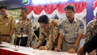 Peresmian Gerai Samsat di Pluit Village untuk memudahkan para wajib pajak membayar pajak kendaraan bermotor tahunannya sebagai alternatif meski kini dapat juga dilakukan via e-Samsat melalui ATM Bank DKI. Foto: dok. Samsat DKI