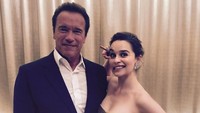 Pose lucunya bersama Arnold Schwarzenegger. (Dok. Instagram/emilia_clarke)