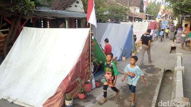 Sambut HUT RI, Warga Mojokerto Menginap di Tenda