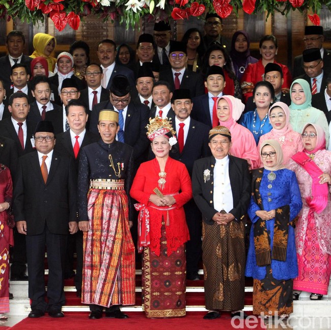 Ada yang beda di sidang tahunan MPR RI tahun ini. Seluruh hadirin memakai busana daerah tanpa terkecuali Ibu Negara. Iriana memilih kebaya merah khas Bali lengkap dengan sanggul dan hiasan kepala bernuansa emas. Foto: Lamhot Aritonang